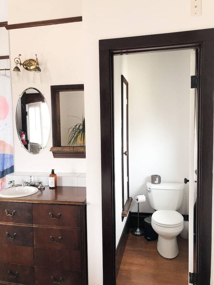 The Weller House Panoramic Room, 1 King Bed, Jetted Tub, City View (Not Pet Friendly) 2