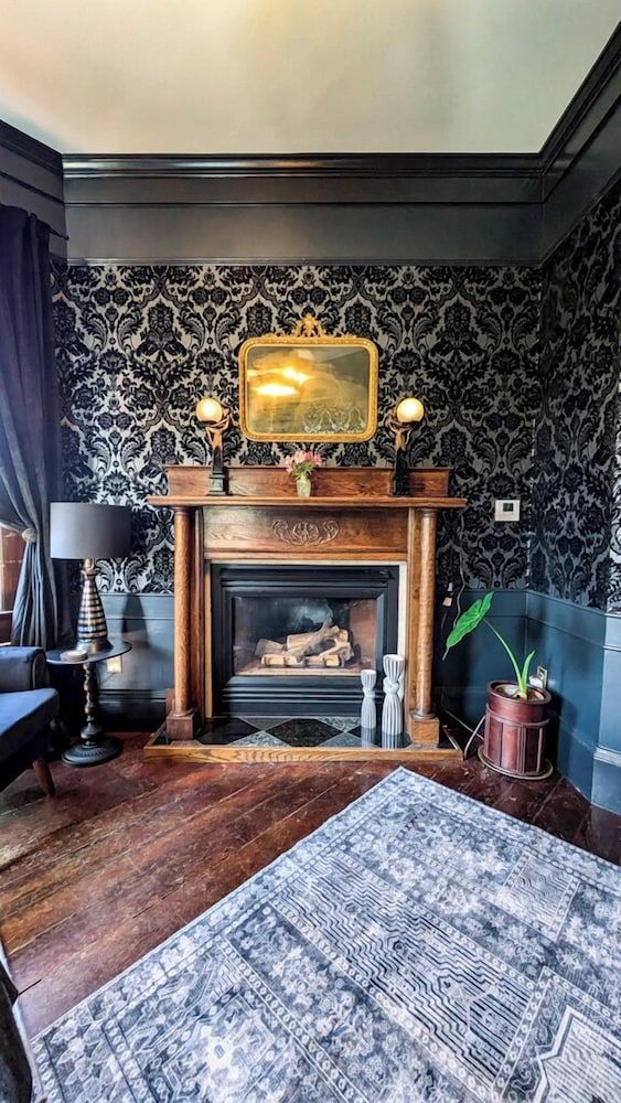 The Weller House Romantic Room, 1 Queen Bed, Garden View (Not Pet Friendly) 7