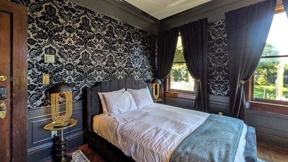 The Weller House Romantic Room, 1 Queen Bed, Garden View (Not Pet Friendly) 2