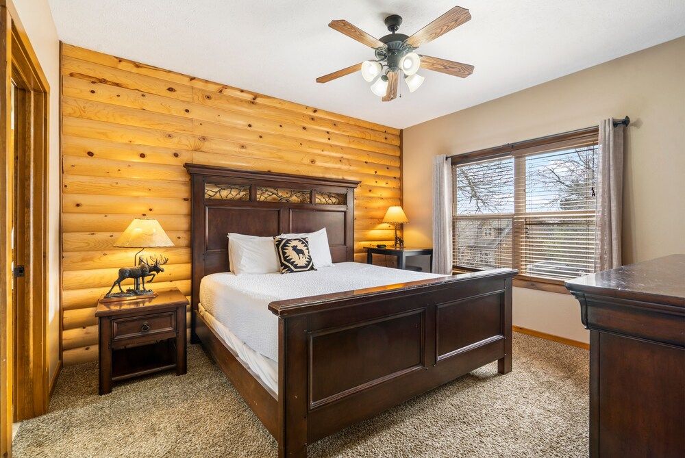 Cabin, Multiple Beds, Balcony, Mountain View (Royal Moose Lodge)
