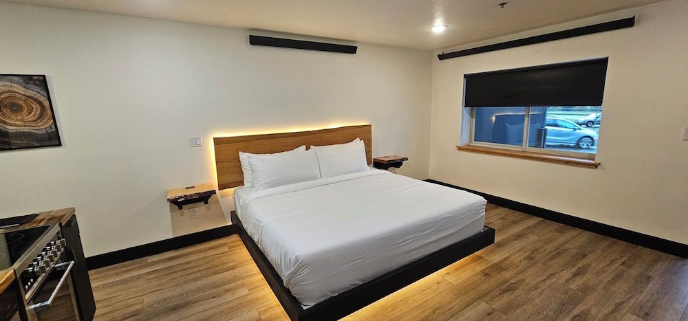 Deluxe Studio, Sea View (King Bed)