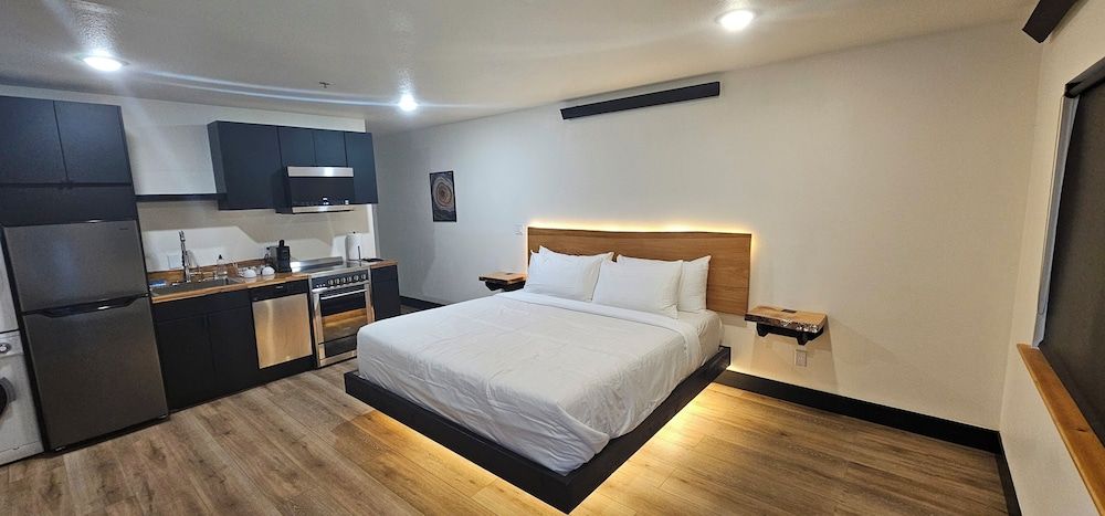 Deluxe Studio, Sea View (Queen Bed)