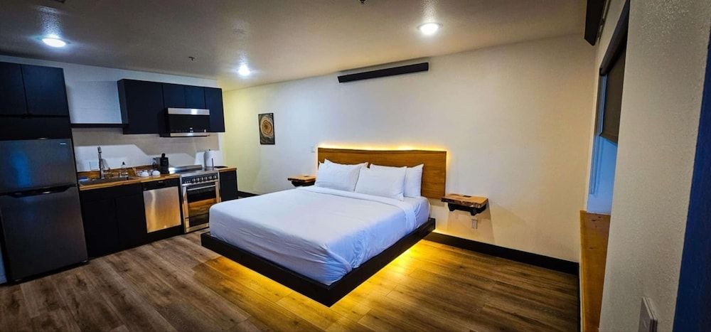 Deluxe Studio, Sea View (Queen Bed)