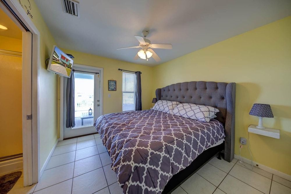 House, Multiple Beds (Sandy Feet Retreat)