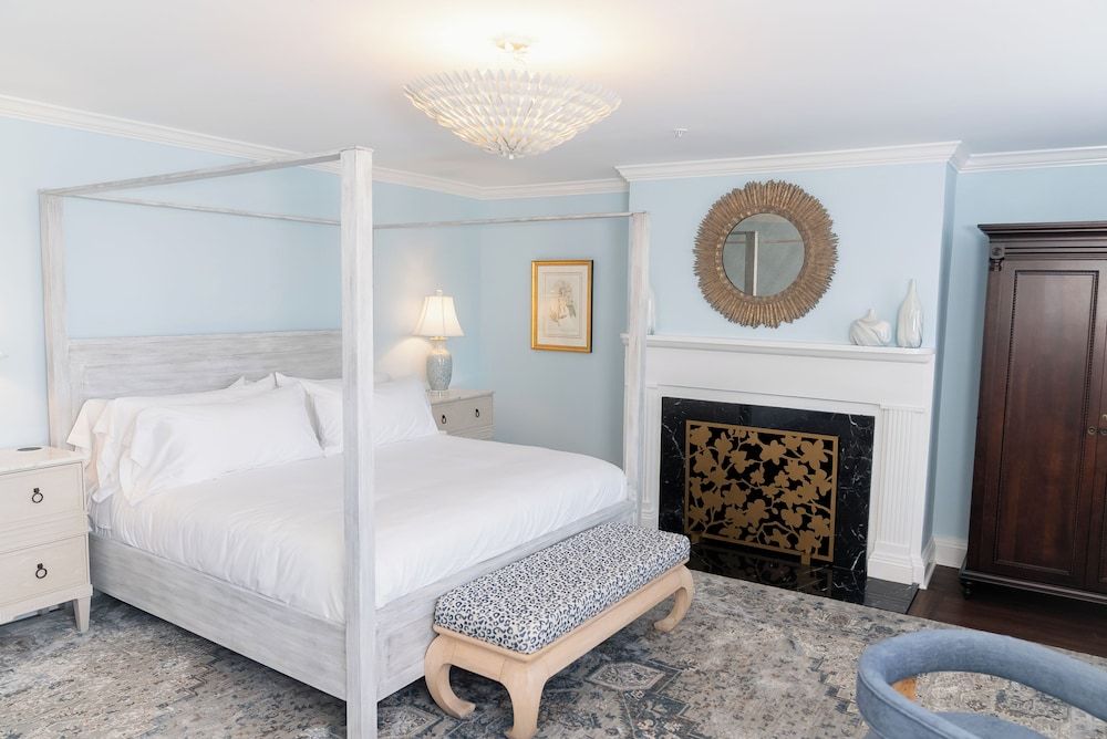 The Harvey Traditional Suite 14