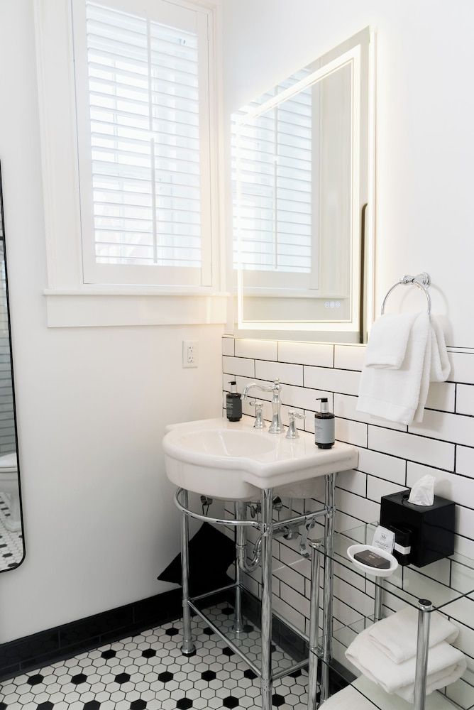 The Harvey Traditional Suite 22