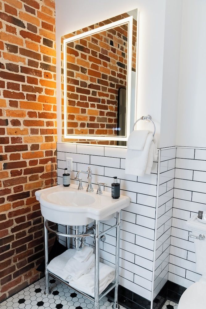 The Harvey Traditional Suite 20