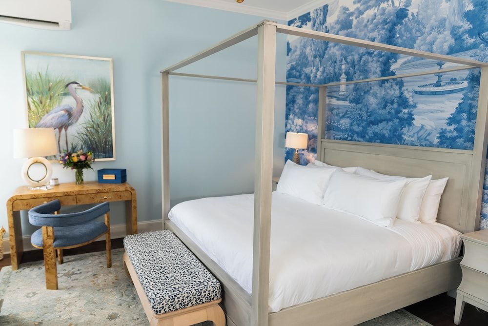 The Harvey Traditional Suite 7