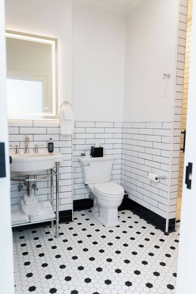 The Harvey Traditional Suite 31