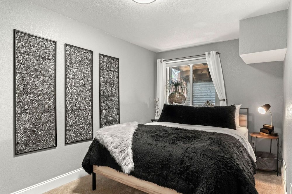 Beautiful Old Town 2 Bedroom Apartment With Bikes! Apartment, 2 Queen Beds, Patio, Garden View (321 N. Meldrum) 4