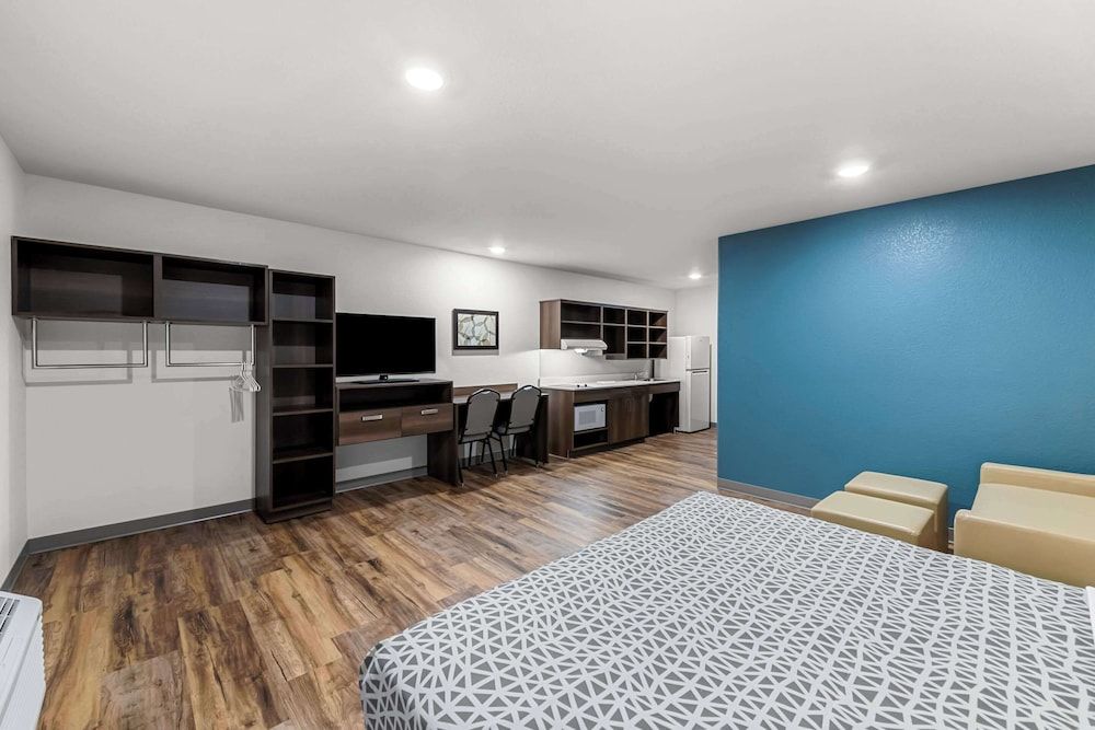 Woodspring Suites Kansas City Airport Suite, 1 King Bed, Non Smoking 3