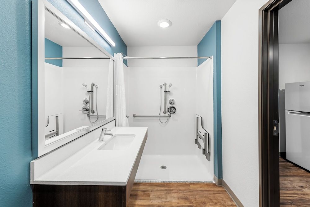 Woodspring Suites Kansas City Airport Suite, 1 Queen Bed, Accessible, Non Smoking 3