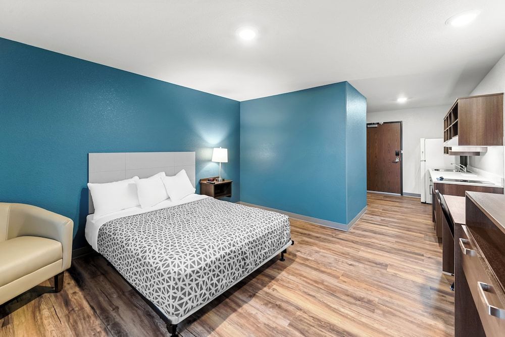 Woodspring Suites Kansas City Airport Suite, 1 Queen Bed, Accessible, Non Smoking 2