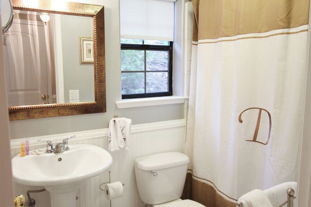 Drakeslanding Inn Luxury Room 3