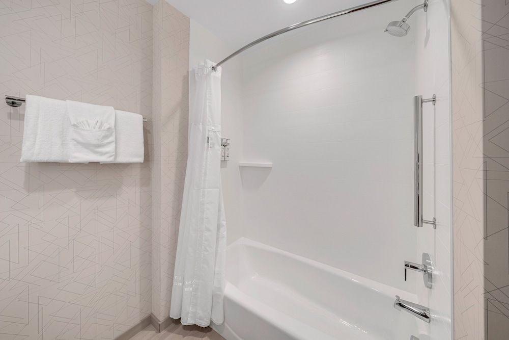 Holiday Inn Express & Suites Fort Walton Beach Eglin Area by IHG Standard Room, 2 Queen Beds 7