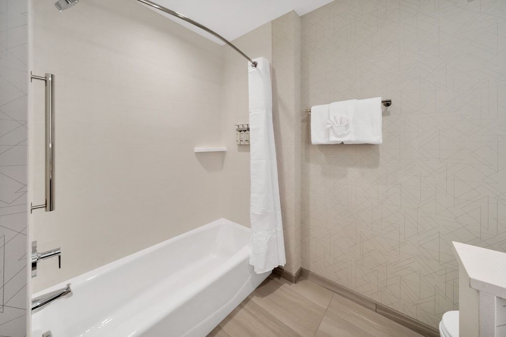 Holiday Inn Express & Suites Fort Walton Beach Eglin Area by IHG Standard Room, 2 Queen Beds, Accessible (Communications) 7