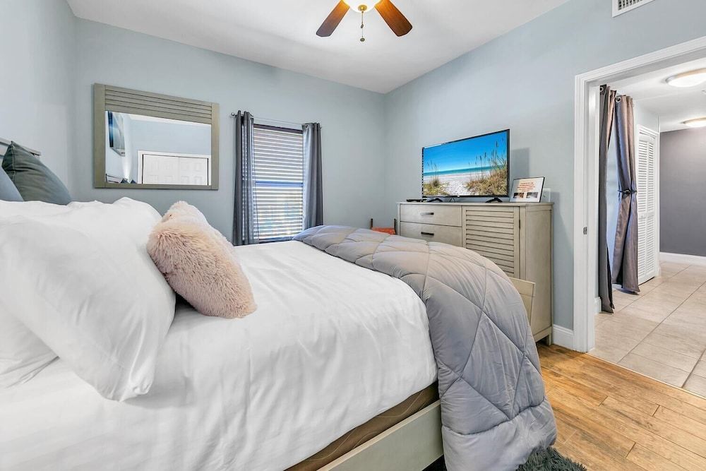 Condo, Multiple Beds (Laketown Wharf 1829)