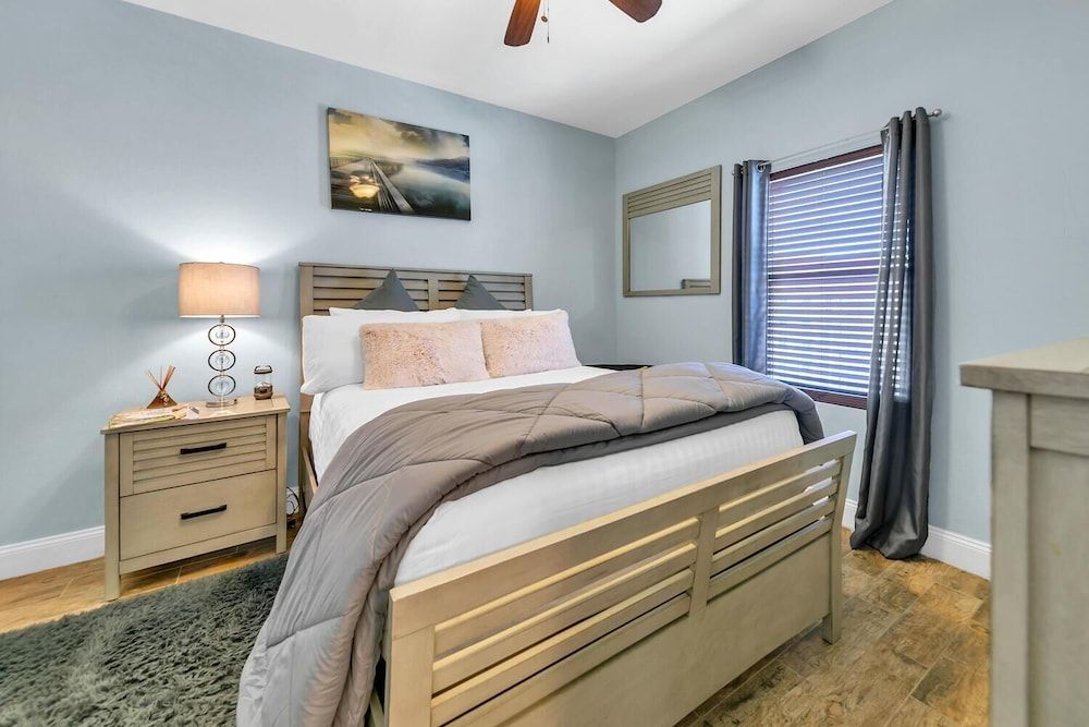 Condo, Multiple Beds (Laketown Wharf 1829)