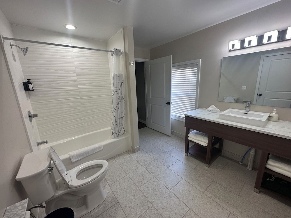 Lighthouse Inn & Suites Comfort Suite 2