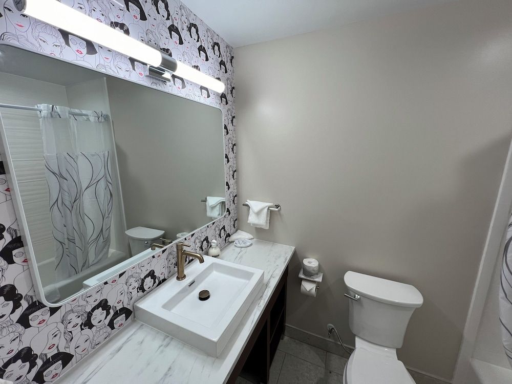 Lighthouse Inn & Suites Deluxe Suite 5