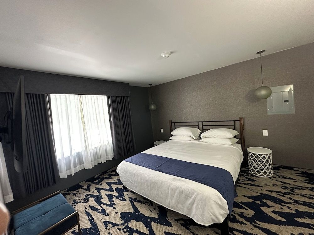 Lighthouse Inn & Suites Senior Suite