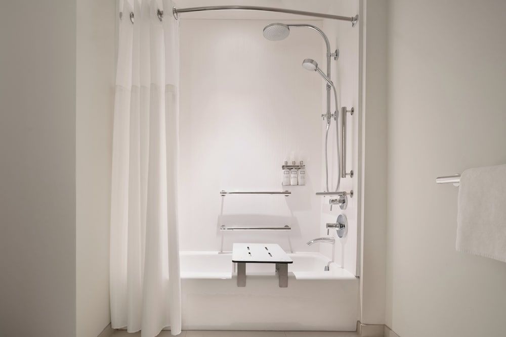 EVEN Hotel Bozeman Yellowstone Intl Arpt​ by IHG Standard Room, 2 Queen Beds, Accessible Bathtub (Communications, Mobility) 3