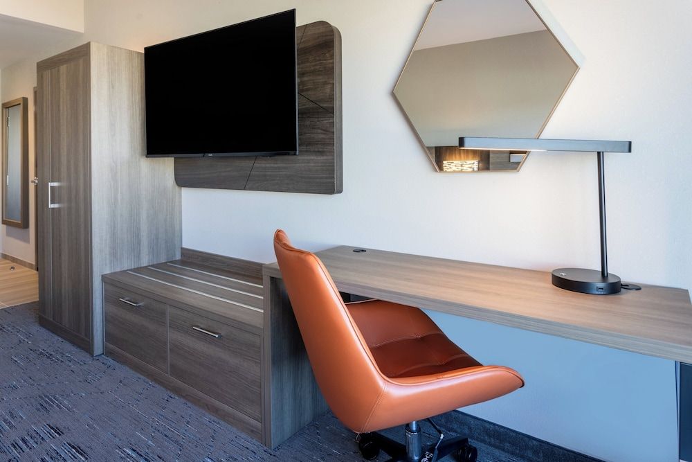 Holiday Inn Express & Suites Benson by IHG Suite, 2 Queen Beds, Accessible Bathtub (Mobility Accessible) 3