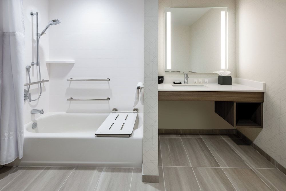 Holiday Inn Express & Suites Benson by IHG Suite, 2 Queen Beds, Accessible Bathtub (Mobility Accessible) 2