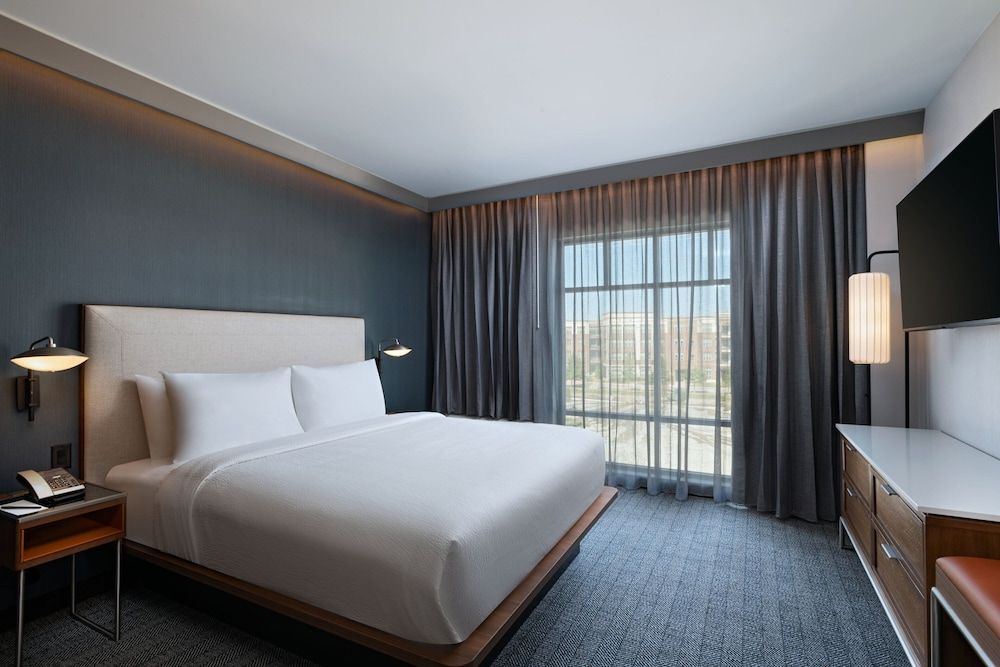 Suite, 1 King Bed with Sofa bed, Non Smoking (Mobility Accessible, Tub)