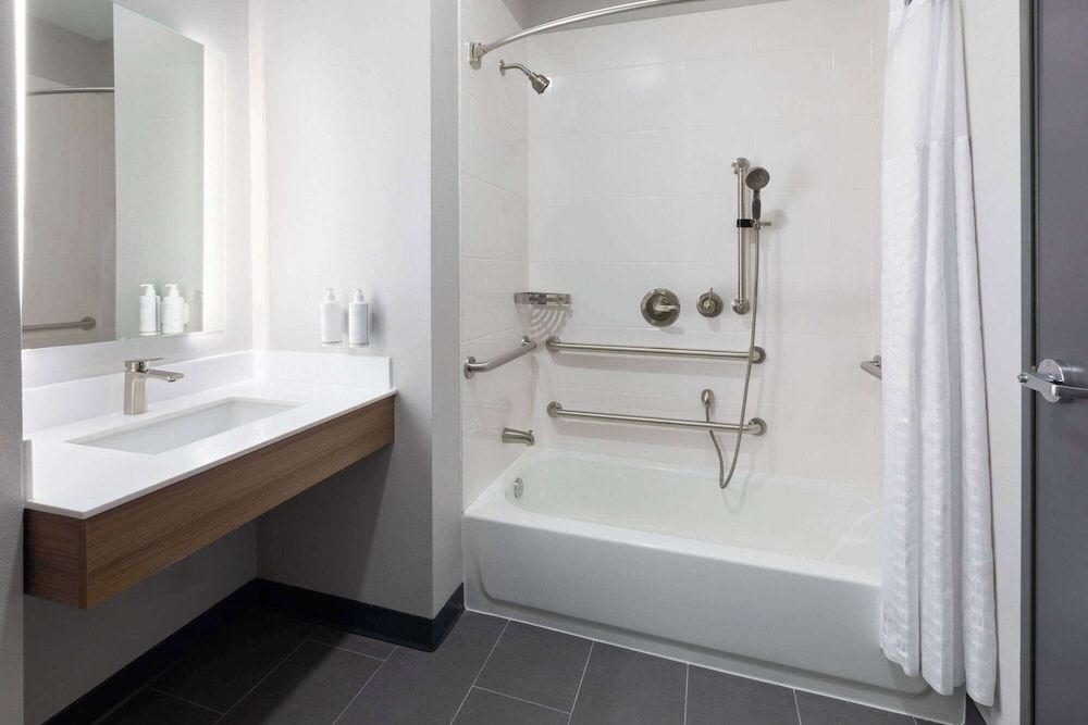 Microtel Inn & Suites by Wyndham Olive Branch Basic Room, 2 Queen Beds, Non Smoking (Mobility, Bathtub W/grab Bars) 6