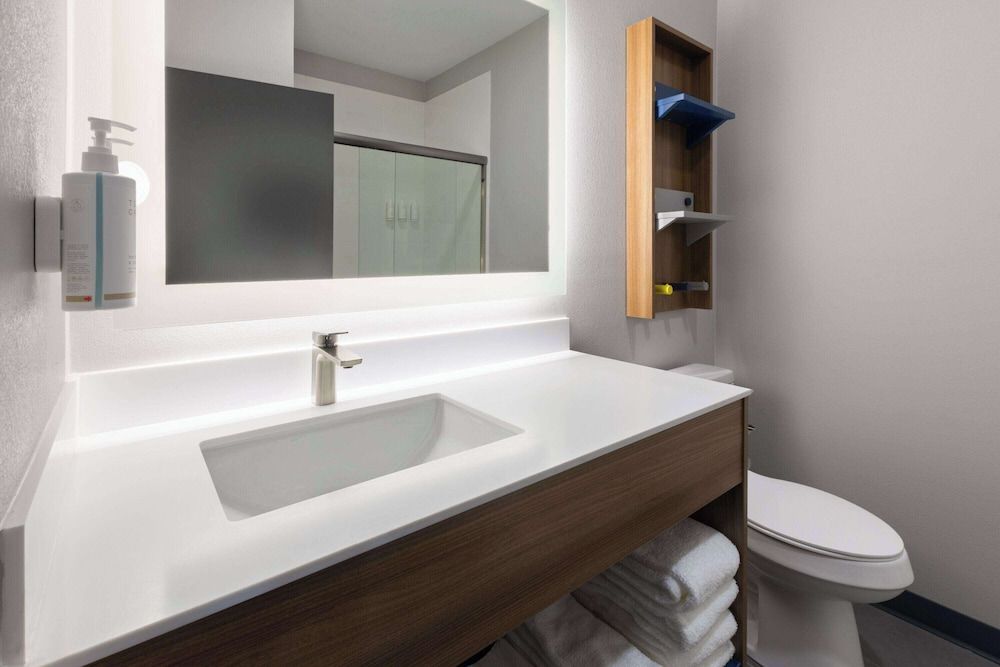 Microtel Inn & Suites by Wyndham Olive Branch Basic Room, 1 King Bed, Non Smoking 4