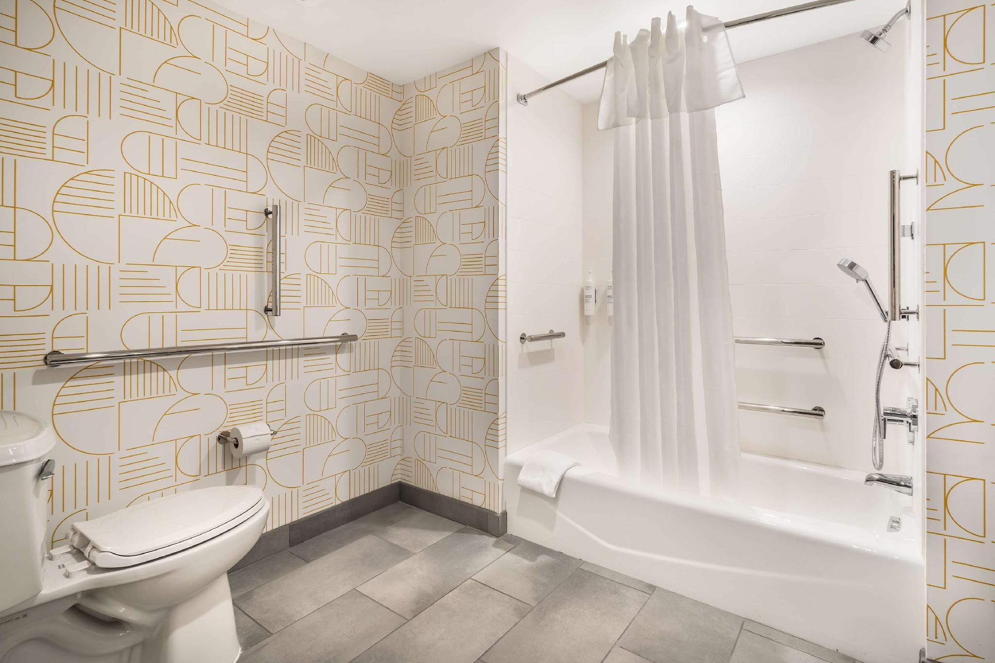 2 Queen Beds Mob/Hear Access Tub Studio Suite