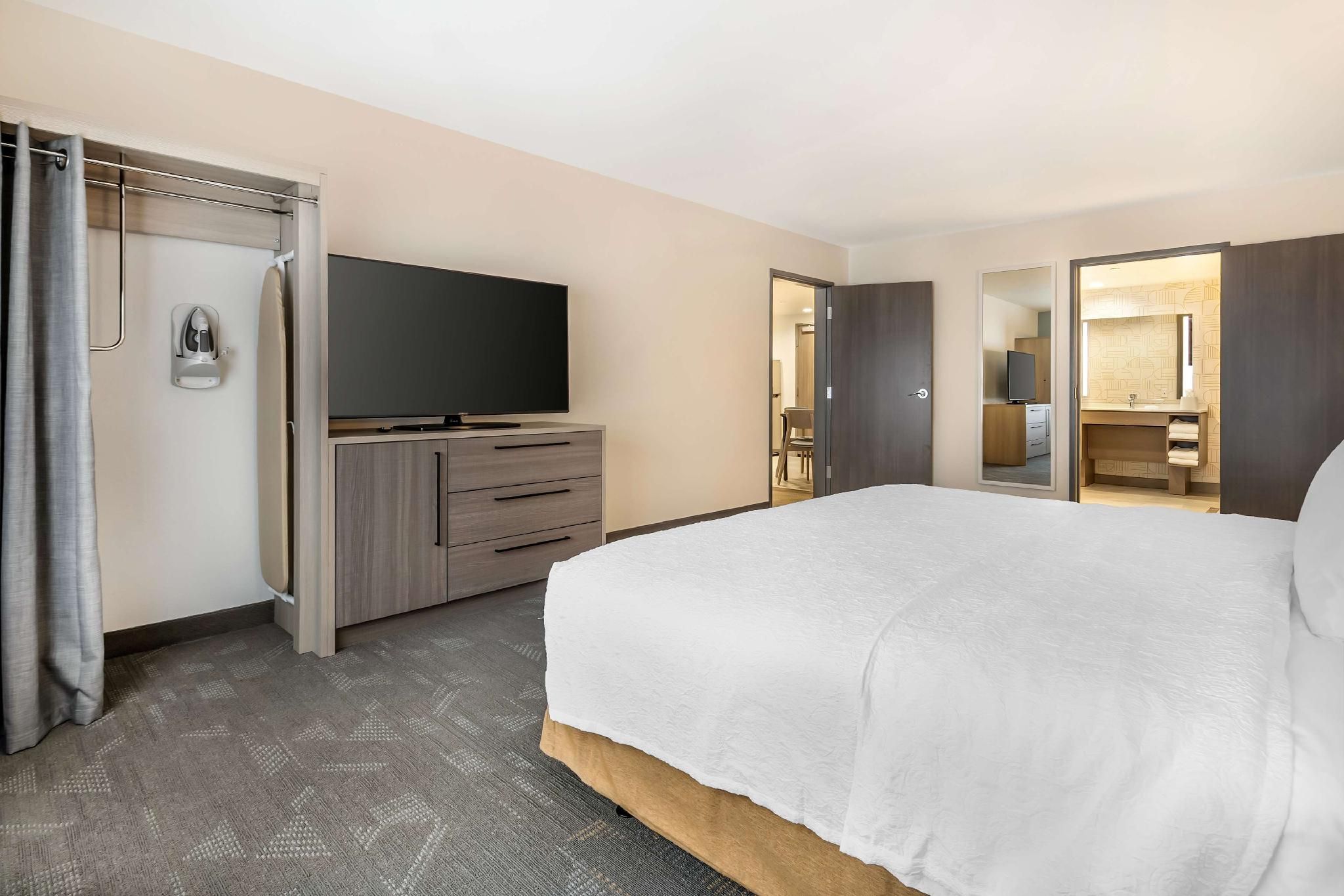 1 King Mob/Hear Access Ri Shwr 1 Bedroom Suite