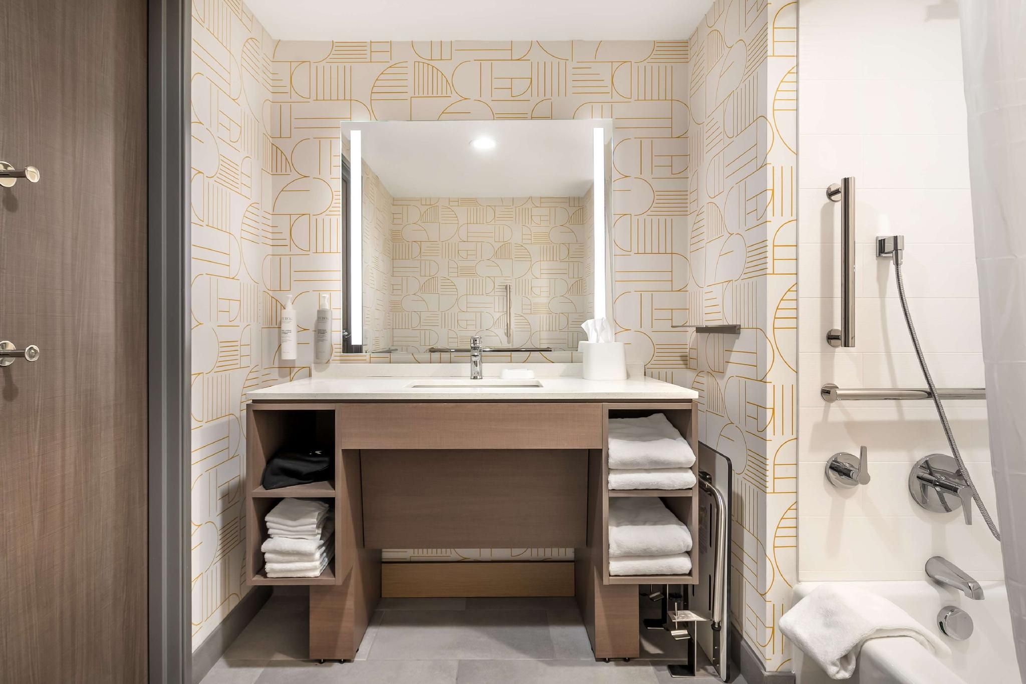 Home2 Suites by Hilton Reynoldsburg Columbus East 1 King Mobilty/Hearing Access Tub Studio Suite 2