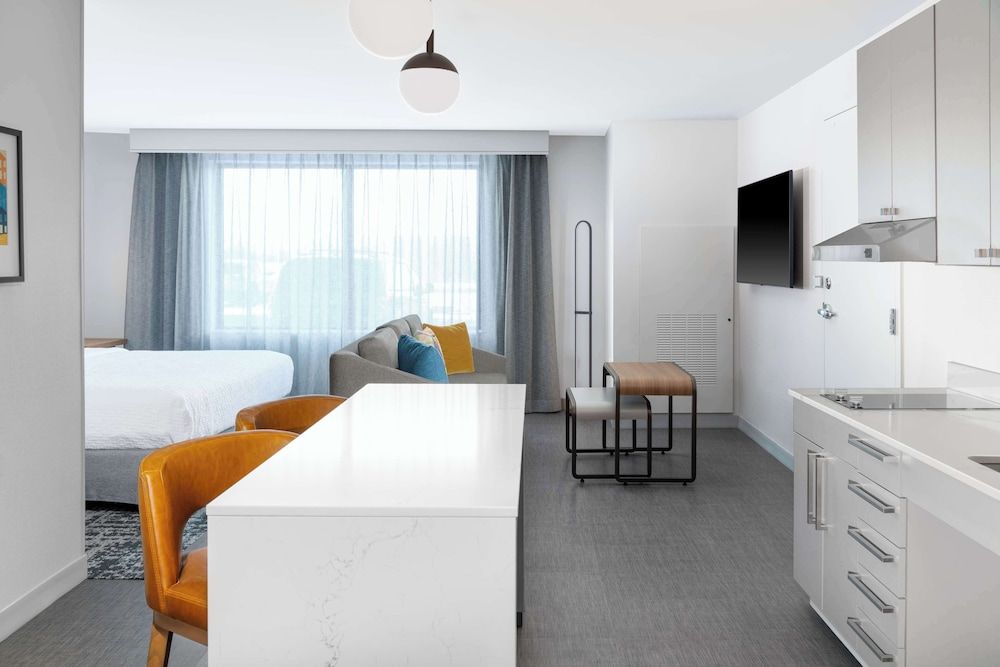 Studio, 1 King Bed, Accessible (Roll-In Shower)