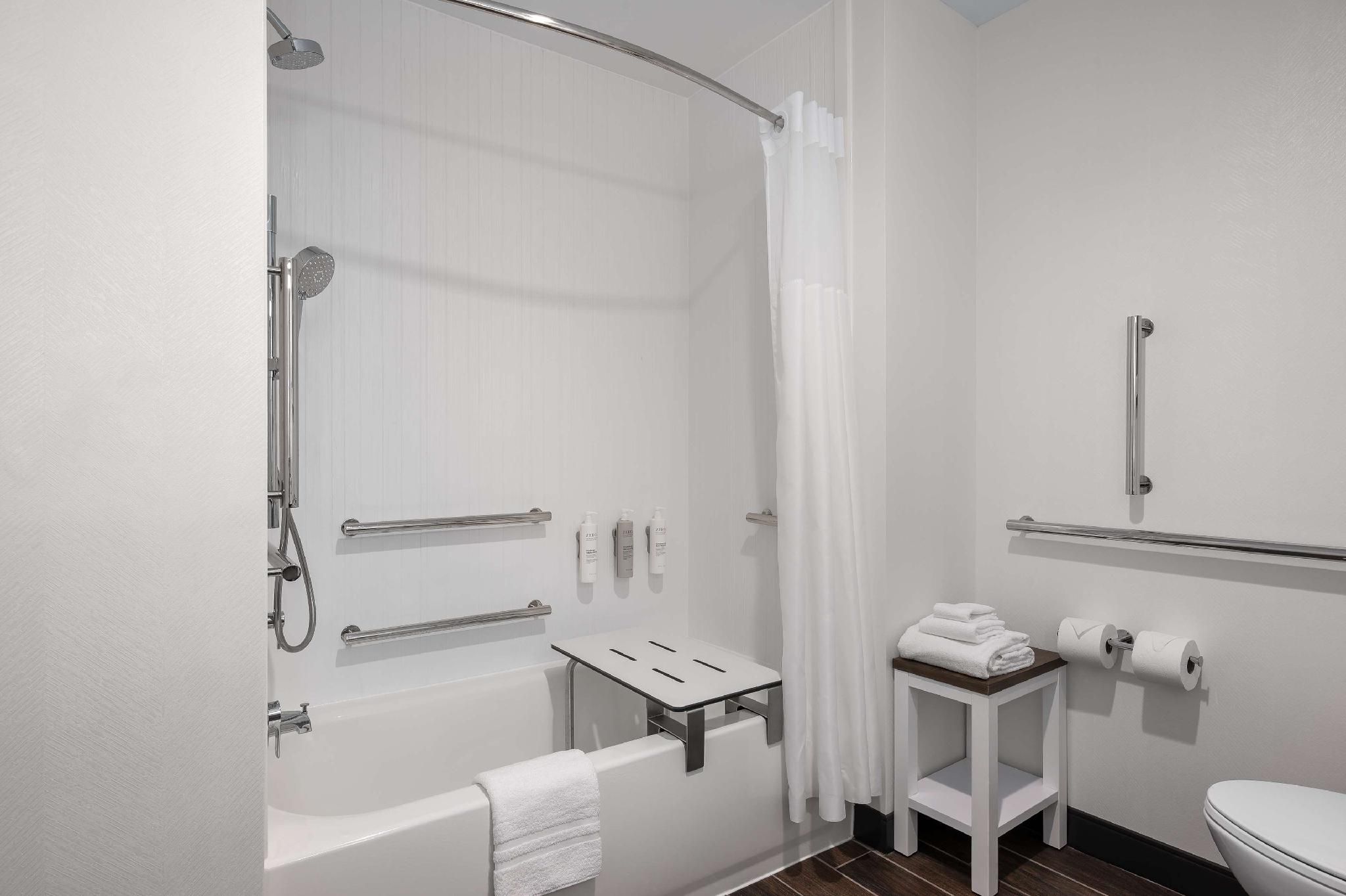 1 King Mobility Access with Tub