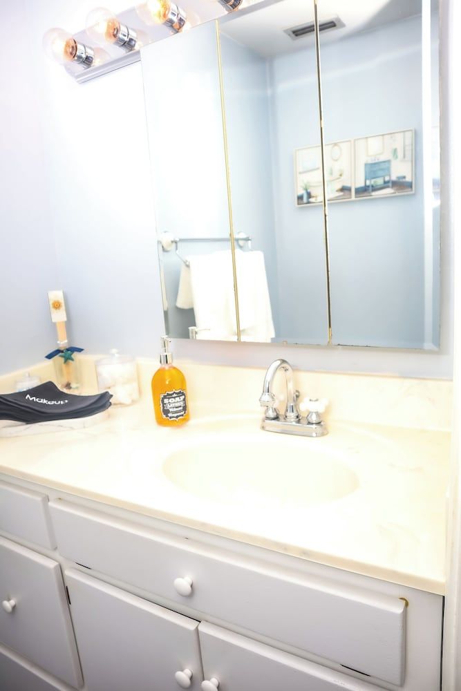 Downtown Cozy 2 BR Apt - 4min drive MardiGras Park Apartment, City View 8