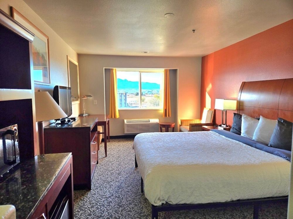 Olympia Inn Classic Room, 1 King Bed, Non Smoking 2