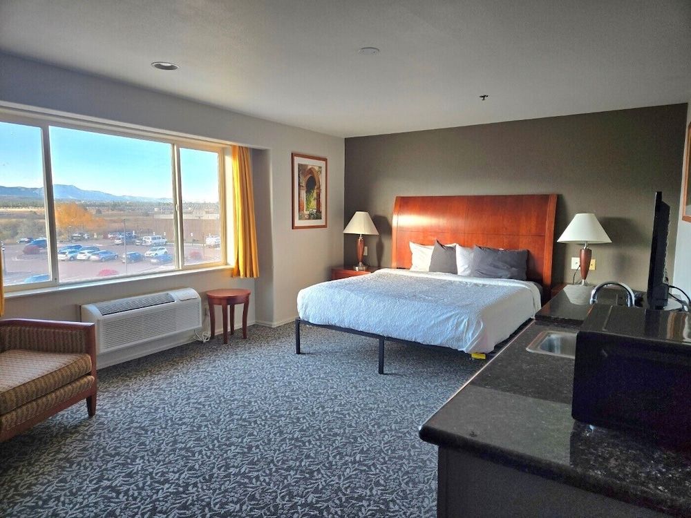 Olympia Inn Suite, 1 King Bed 3