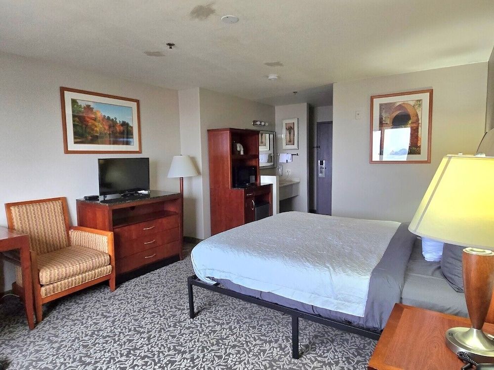Olympia Inn Classic Room, 1 King Bed, Non Smoking 3
