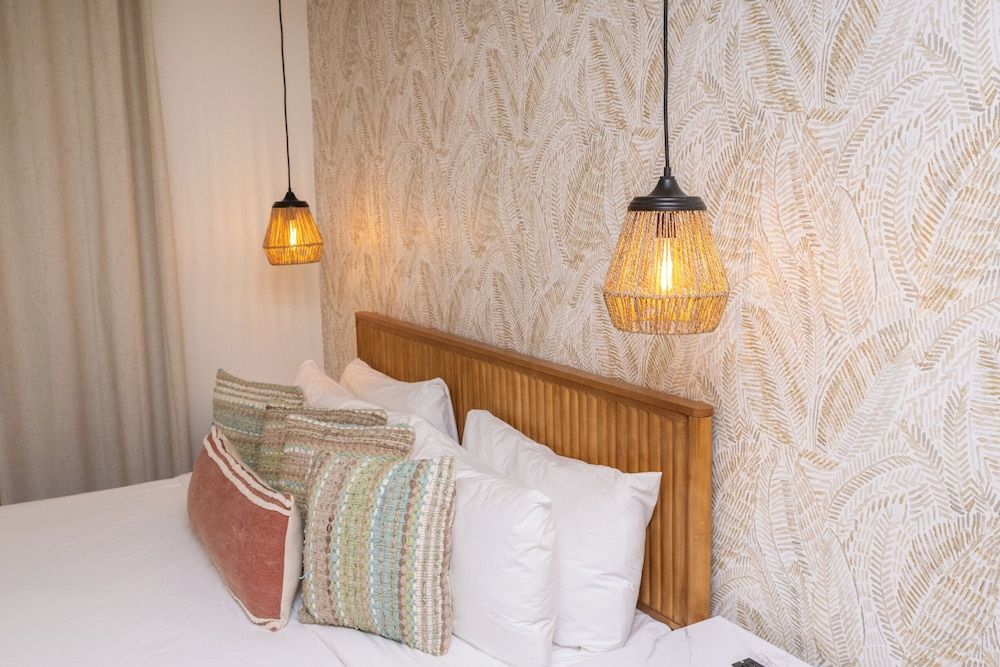 Luxury Room, 1 King Bed, Roll-in Shower, Kitchenette