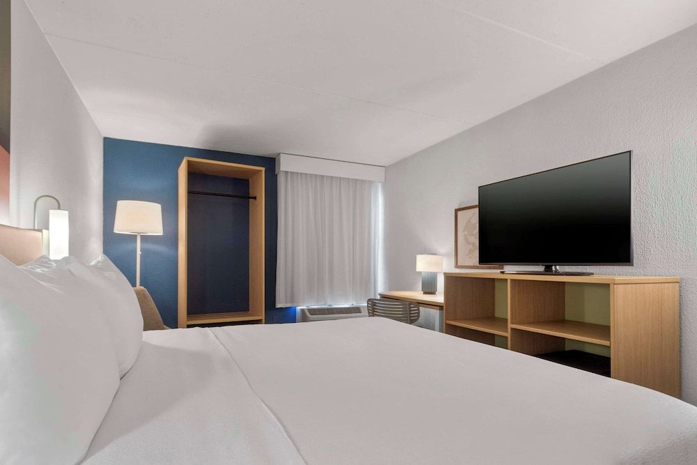 Spark By Hilton Grand Prairie Standard Room, 1 King Bed 4