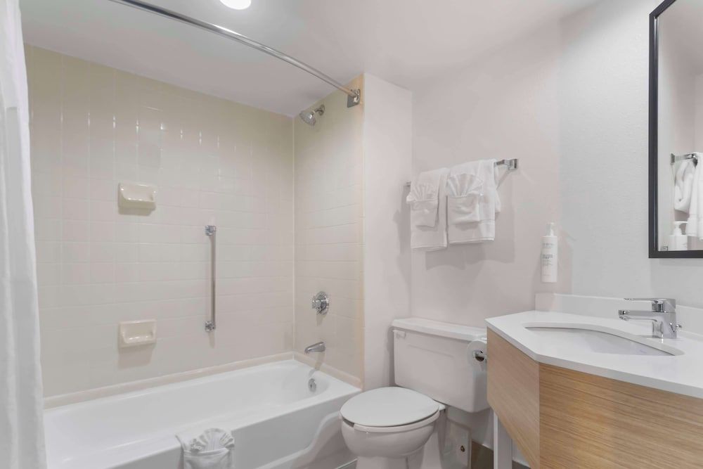 Spark By Hilton Grand Prairie Standard Room, 1 King Bed 6