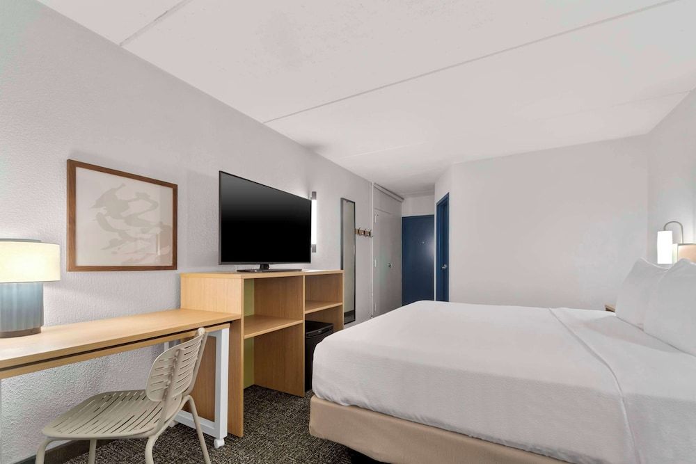 Spark By Hilton Grand Prairie Standard Room, 1 King Bed 2