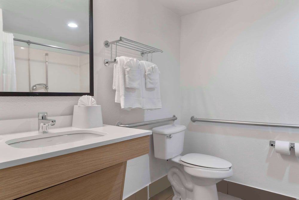 Spark By Hilton Grand Prairie Room, 1 King Bed, Accessible (Roll-In Shower) 5