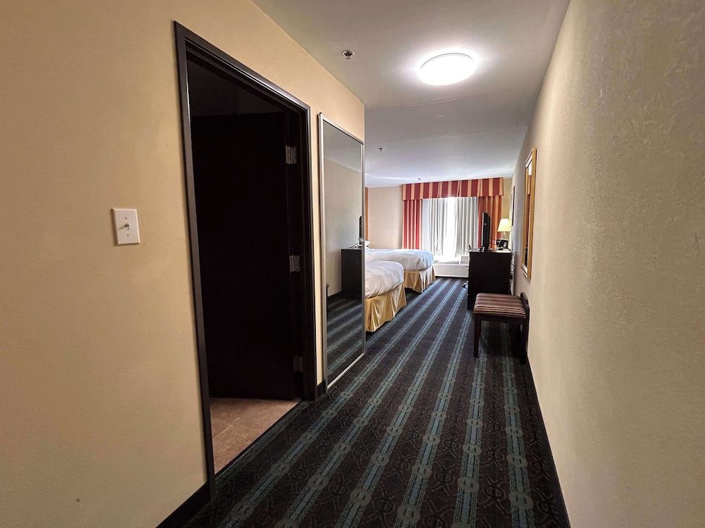 Express Inn Leesville Ft Johnson, SureStay Collection by BW Standard Room, 2 Queen Beds, Non Smoking, Refrigerator & Microwave 5