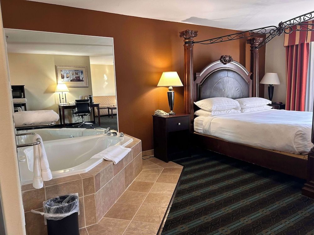 Suite, 1 King Bed, Non Smoking, Jetted Tub