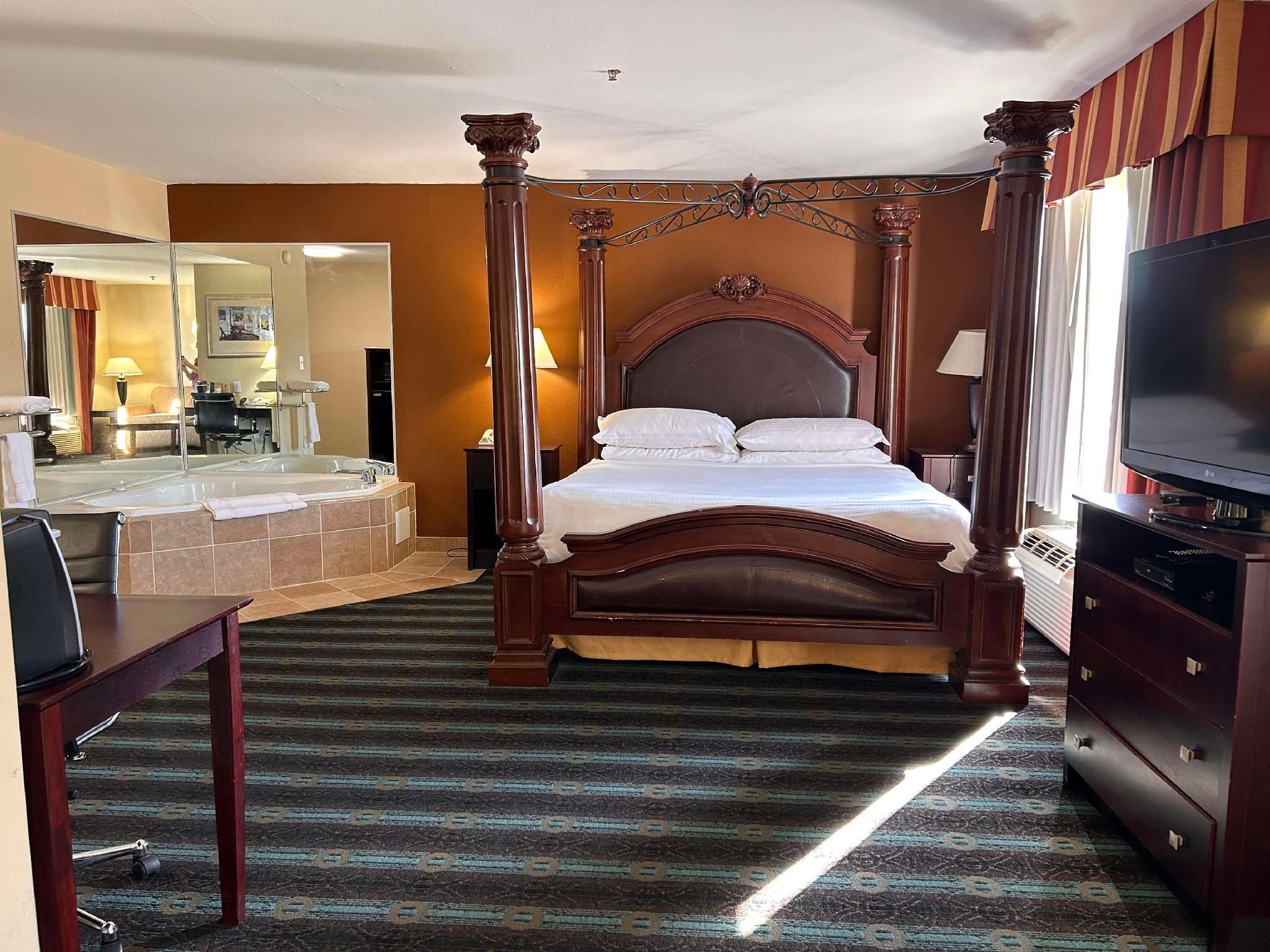 Suite - 1 King Bed, Nonsmoking, Whirlpool, Sofa