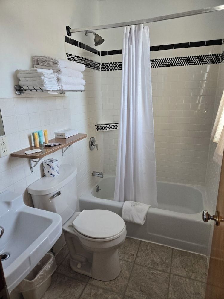 A Bridge View Inn Single Room, 1 King Bed 2