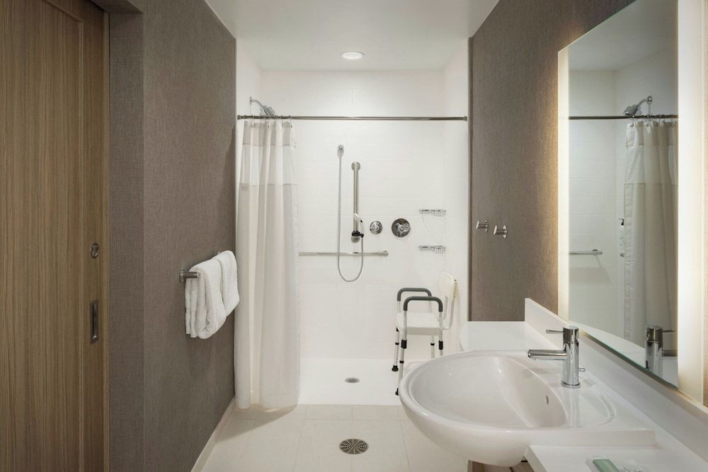 Suite, 1 King Bed (Mobility/Hearing Accessible, Tub)